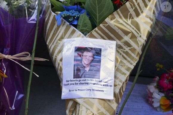 Des fans sont venus déposer des fleurs et ont érigé un mémorial en hommage à l'acteur de la série Glee, Cory Monteith, décédé samedi matin dans un hôtel à Vancouver, le 14 juillet 2013