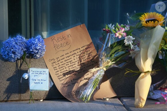 Des fans sont venus déposer des fleurs et ont érigé un mémorial en hommage à l'acteur de la série Glee, Cory Monteith, décédé samedi matin dans un hôtel à Vancouver, le 14 juillet 2013