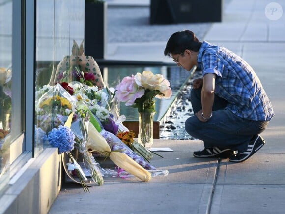 Des fans tristes sont venus déposer des fleurs et ont érigé un mémorial en hommage à l'acteur de la série Glee, Cory Monteith, décédé samedi matin dans un hôtel à Vancouver, le 14 juillet 2013