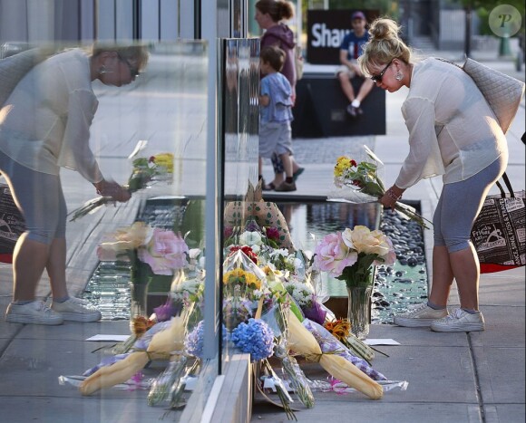 Des fans sont venus déposer des fleurs et ont érigé un mémorial en hommage à l'acteur de la série Glee, Cory Monteith, décédé samedi matin dans un hôtel à Vancouver, le 14 juillet 2013