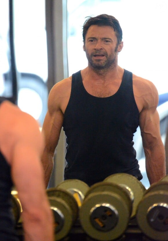 Hugh Jackman en plein effort aux haltères dans une salle de gym à New York, le 15 avril 2013.