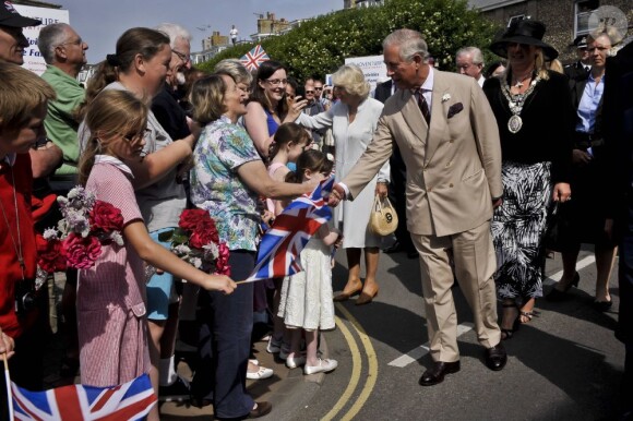 Dans le cadre de leur traditionnel voyage d'été en Cornouailles et au Devon, la duchesse de Cornouailles et le prince de Galles ont visité lundi 15 juillet 'hôpital pour enfants Little Harbour à Porthpean, non loin de St Austell. L'occasion pour Camilla Parker Bowles de donner quelques informations concernant le futur enfant du prince William et Kate Middleton.