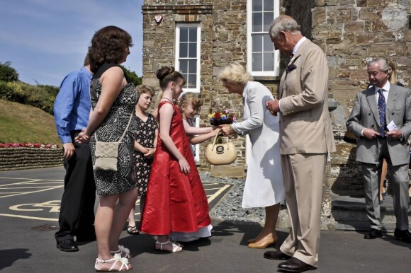Dans le cadre de leur traditionnel voyage d'été en Cornouailles et au Devon, la duchesse de Cornouailles et le prince de Galles ont visité lundi 15 juillet 'hôpital pour enfants Little Harbour à Porthpean, non loin de St Austell. L'occasion pour Camilla Parker Bowles de donner quelques informations concernant le futur enfant du prince William et Kate Middleton.