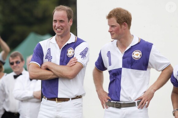 Les prince William, très détendu, et son frère le prince Harry disputaient le 14 juillet 2013 au club de Cirencester Park un match de polo caritatif, le Jerudong Trophy, pendant que Kate Middleton continuait de... ne pas accoucher.