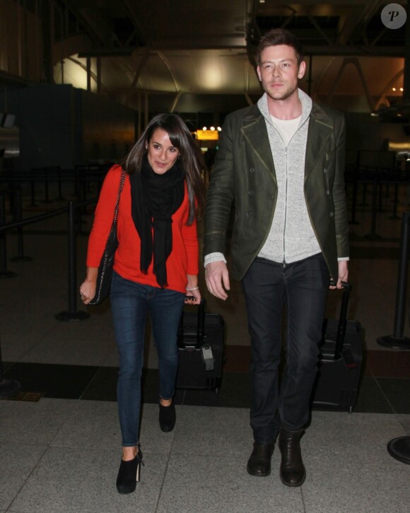 Lea Michele et Cory Monteith de la série "Glee" à l'aéroport de New York le 06 mars 2013.
