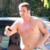Exclusif - Chaz Bono, torse nu, rentre chez lui à Beverly Hills le 15 juillet 2013.