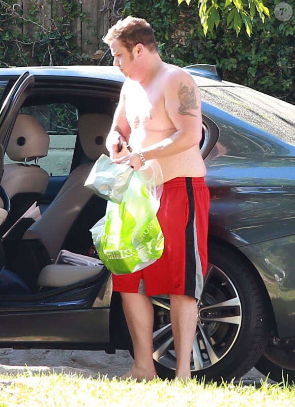 Exclusif - Chaz Bono rentre chez lui à Beverly Hills le 15 juillet 2013.