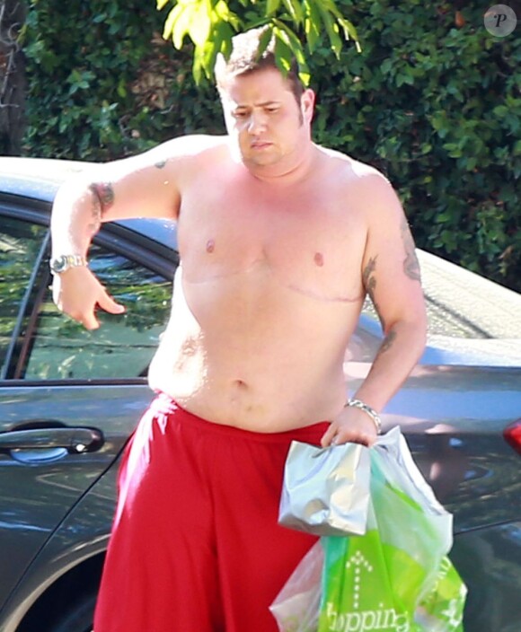 Exclusif - Le fils de Cher Chaz Bono, torse nu, rentre chez lui à Beverly Hills le 15 juillet 2013.