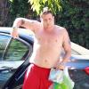 Exclusif - Chaz Bono, torse nu, rentre chez lui à Beverly Hills le 15 juillet 2013.