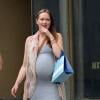 L'actrice Kaylee DeFer, enceinte, se promène dans les rues de New York, le 13 juillet 2013.