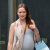 La belle Kaylee DeFer, enceinte, se promène dans les rues de New York, le 13 juillet 2013.