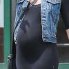 Kaylee DeFer, enceinte de son premier enfant, appelle un taxi dans les rues de New York, le 23 mai 2013.