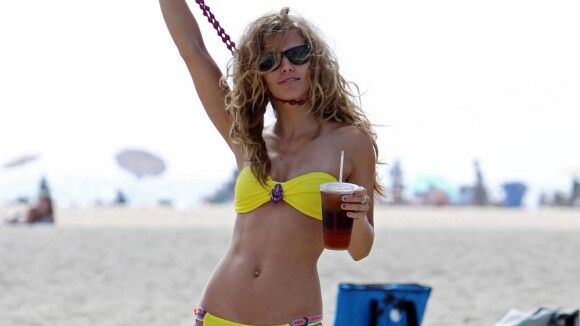 AnnaLynne McCord : Ultrasexy en bikini jaune, elle fait le show à la plage