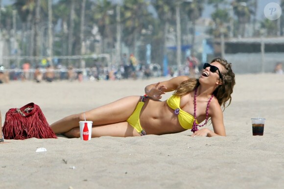 AnnaLynne McCord s'est offert une belle journée à la plage à Los Angeles, le 16 juillet 2013