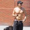 Orlando Bloom torse-nu et bien bâti pour promener son chien Sidi à New York le 16 juillet 2013.