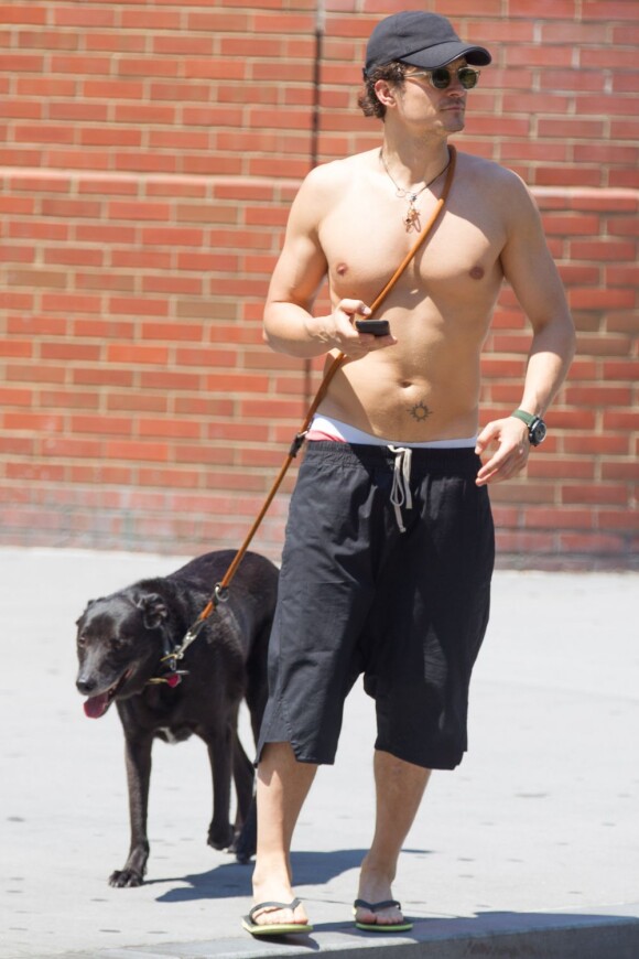 Orlando Bloom torse-nu et bien bâti pour promener son chien Sidi à New York le 16 juillet 2013.