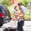 Orlando Bloom torse-nu avec son chien à New York le 16 juillet 2013.