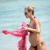 Michelle Hunziker, très enceinte de Tomaso Trussardi, se baigne lors de ses vacances à Ibiza, le 18 juillet 2013.