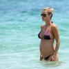 Michelle Hunziker, enceinte de Tomaso Trussardi, profite des joies de la plage lors de ses vacances à Ibiza, le 18 juillet 2013.