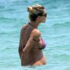 Michelle Hunziker, enceinte de Tomaso Trussardi, se baigne lors de ses vacances à Ibiza, le 18 juillet 2013.