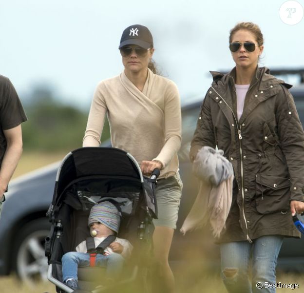 Exclu - La princesse Victoria et le prince Daniel se promènent avec leur fille Estelle et la princesse Madeleine aux abords du palais de Solliden àBorgholm en Suède le 11 juillet 2013.