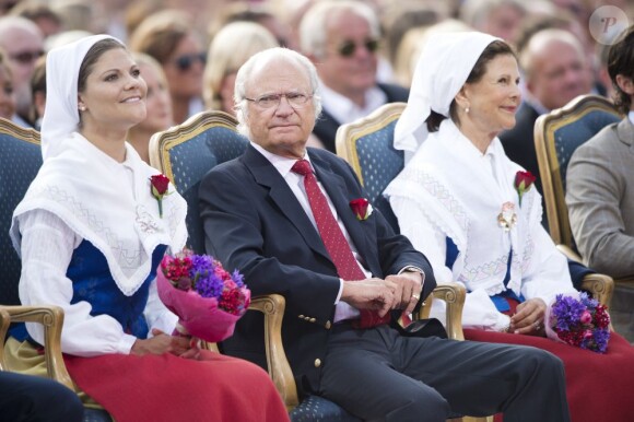 La princesse Victoria de Suède, radieuse, fêtait le 14 juillet 2013 son 36e anniversaire. Dans la plus pure tradition, une grande soirée de gala était organisée au stade de Borgholm, non loin du palais Solliden, à laquelle ont assisté le roi Carl XVI Gustaf, la reine Silvia, le prince Daniel ainsi que la princesse Madeleine et son mari Chris O'Neill.