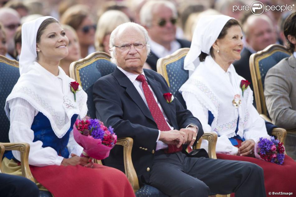 La princesse Victoria de Suède, radieuse, fêtait le 14 juillet 2013 son 36e anniversaire. Dans la plus pure tradition, une grande soirée de gala était organisée au stade de Borgholm, non loin du palais Solliden, à laquelle ont assisté le roi Carl XVI Gustaf, la reine Silvia, le prince Daniel ainsi que la princesse Madeleine et son mari Chris O&#039;Neill.