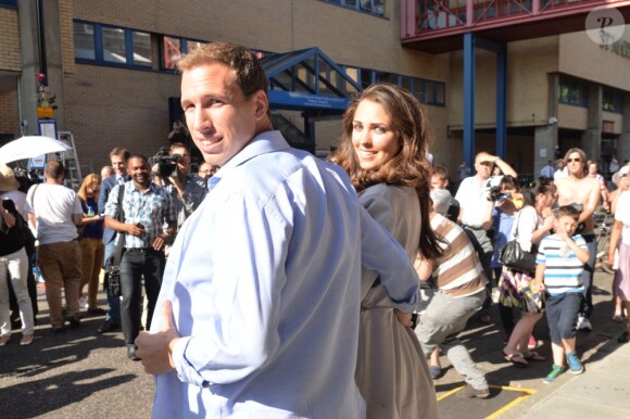 Des sosies de Kate Middleton et du prince William rejouent la scène de l'arrivée à la clinique de la duchesse de Cambridge enceinte à Londres, le 19 juillet 2013.