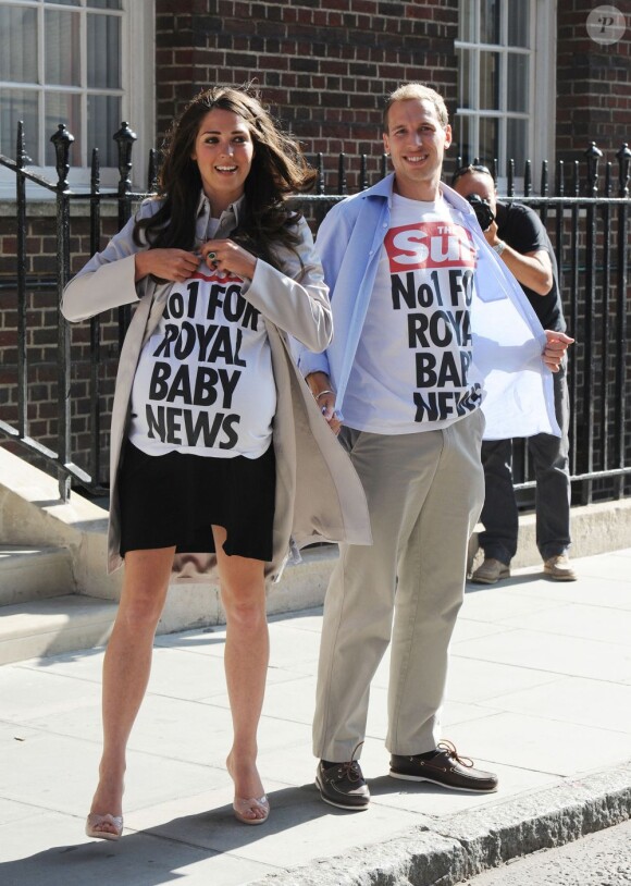 Tandis que la pression monte autour du royal baby, des sosies de Kate Middleton et du prince William rejouent la scène de l'arrivée à la clinique de la duchesse de Cambridge enceinte à Londres, le 19 juillet 2013.