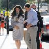 Des sosies de Kate Middleton et du prince William rejouent la scène de l'arrivée à la clinique de la duchesse de Cambridge, à Londres le 19 juillet 2013.