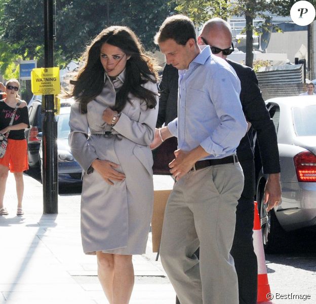 Des sosies de Kate Middleton et du prince William rejouent la scène de l'arrivée à la clinique de la duchesse de Cambridge, à Londres le 19 juillet 2013.