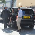 Des sosies de Kate Middleton et du prince William rejouent la scène de l'arrivée à la clinique de la duchesse de Cambridge à Londres, le 19 juillet 2013.