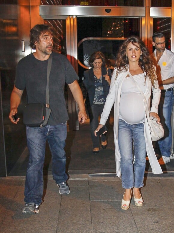 Penélope Cruz (enceinte) et Javier Bardem sont allés diner en famille au restaurant à Madrid, le 20 juillet 2013.