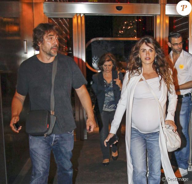 Penélope Cruz (enceinte) et Javier Bardem sont allés diner en famille au restaurant à Madrid, le 20 juillet 2013.