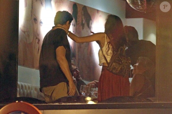 Penélope Cruz (enceinte) et Javier Bardem en famille dans un restaurant à Madrid, le 20 juillet 2013.