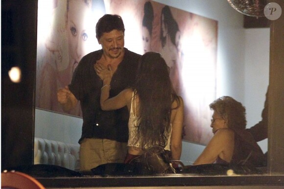 Penélope Cruz (enceinte) et Javier Bardem en famille lors d'une sortie au restaurant à Madrid, le 20 juillet 2013.
