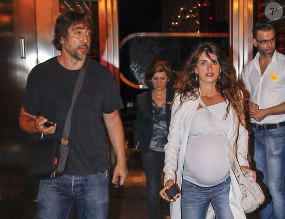 Penélope Cruz (enceinte de son deuxième enfant) et Javier Bardem sont allés diner en famille au restaurant à Madrid, le 20 juillet 2013.