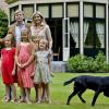 Willem-Alexander et Maxima des Pays-Bas accueillaient le 19 juillet 2013 comme chaque année la presse dans leur résidence, la Villa Eikenhorst à Wassenaar, pour une séance photo marquant le début des vacances d'été de la famille royale. Leurs trois filles, les princesses Catharina-Amalia, Alexia et Ariane, connaissant bien l'exercice, auquel s'est également prêté leur chien, Skipper.
