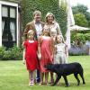 Le roi Willem-Alexander et la reine Maxima des Pays-Bas, en famille, accueillaient le 19 juillet 2013 comme chaque année la presse dans leur résidence, la Villa Eikenhorst à Wassenaar, pour une séance photo marquant le début des vacances d'été de la famille royale. Leurs trois filles, les princesses Catharina-Amalia, Alexia et Ariane, connaissant bien l'exercice, auquel s'est également prêté leur chien, Skipper.