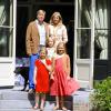 Le roi Willem-Alexander et la reine Maxima des Pays-Bas, en famille, accueillaient le 19 juillet 2013 comme chaque année la presse dans leur résidence, la Villa Eikenhorst à Wassenaar, pour une séance photo marquant le début des vacances d'été de la famille royale. Leurs trois filles, les princesses Catharina-Amalia, Alexia et Ariane, connaissant bien l'exercice, auquel s'est également prêté leur chien, Skipper.