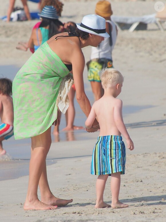 Lilly Kerssenberg et son fils Amadeus à Formentera, le 21 juillet 2013