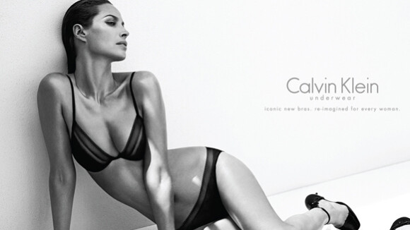 Christy Turlington, 44 ans et à moitié nue : Parfaite pour Calvin Klein