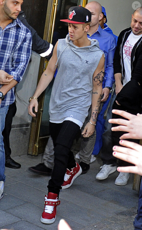 Justin Bieber quitte son hôtel à Stockholm, le 23 avril 2013.