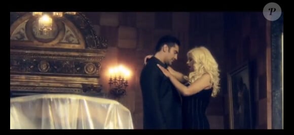 La belle Christina Aguilera et Alejandro Fernández dans le clip de la chanson Hoy Tengo Ganas De Ti