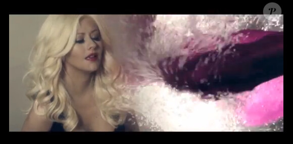 Christina Aguilera, sexy, et Alejandro Fernández dans le clip de la chanson Hoy Tengo Ganas De Ti