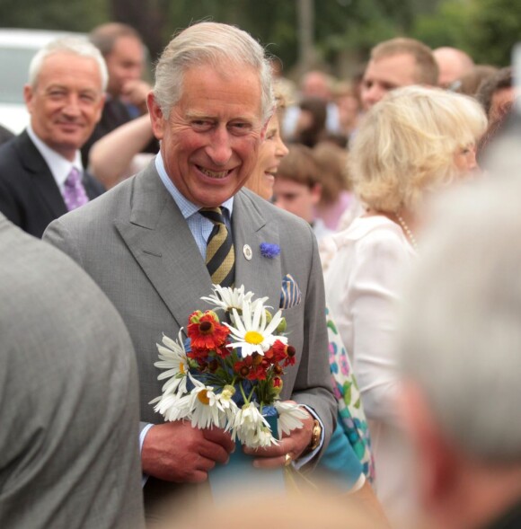 Le prince Charles et sa femme Camilla Parker Bowles étaient en visite à Bugthorpe, dans l'East Yorkshire, le 23 juillet 2013, au lendemain de la naissance du prince de Cambridge, premier enfant du prince William et de Kate Middleton.