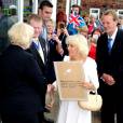  Camilla Parker Bowles accompagnait le prince Charles en visite à Bugthorpe, dans l'East Yorkshire, le 23 juillet 2013, au lendemain de la naissance du prince de Cambridge, premier enfant du prince William et de Kate Middleton. 