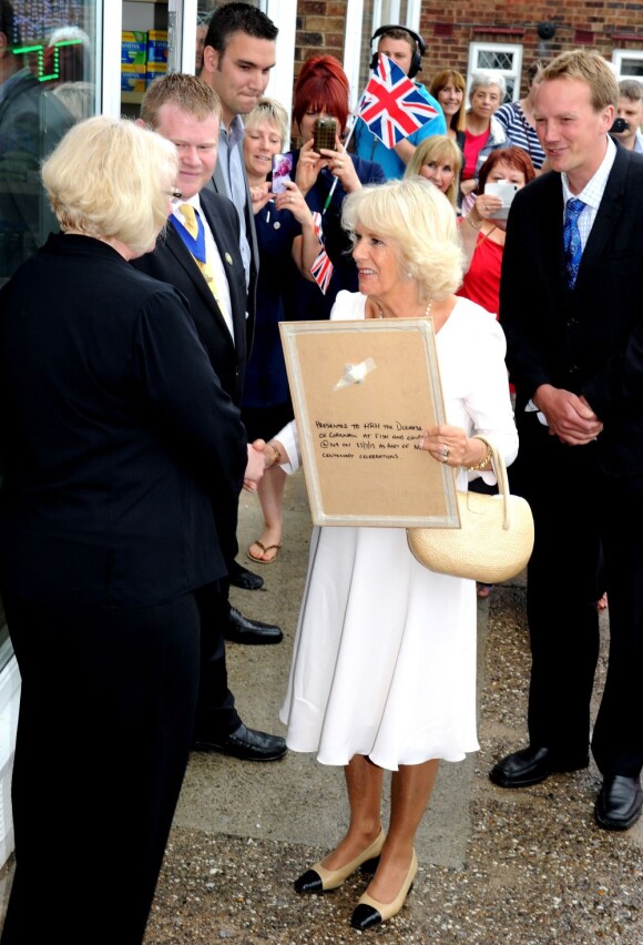 Camilla Parker Bowles accompagnait le prince Charles en visite à Bugthorpe, dans l'East Yorkshire, le 23 juillet 2013, au lendemain de la naissance du prince de Cambridge, premier enfant du prince William et de Kate Middleton.