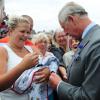 Le prince Charles et Camilla Parker Bowles étaient en visite à Bugthorpe, dans l'East Yorkshire, le 23 juillet 2013, au lendemain de la naissance du prince de Cambridge, premier enfant du prince William et de Kate Middleton.