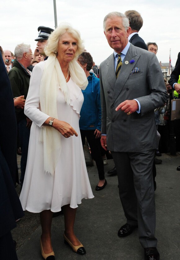 Le prince Charles et Camilla Parker Bowles étaient en visite à Bugthorpe, dans l'East Yorkshire, le 23 juillet 2013, au lendemain de la naissance du prince de Cambridge, premier enfant du prince William et de Kate Middleton.